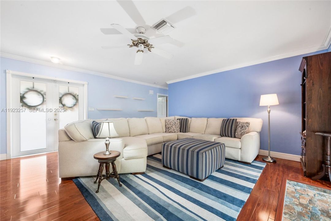 待售: $1,250,000 (3 贝兹, 2 浴室, 1902 平方英尺)