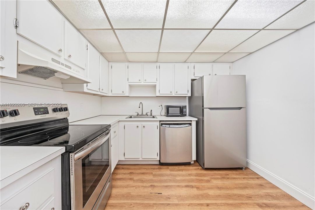 For Rent: $1,650 (1 beds, 1 baths, 825 Square Feet)