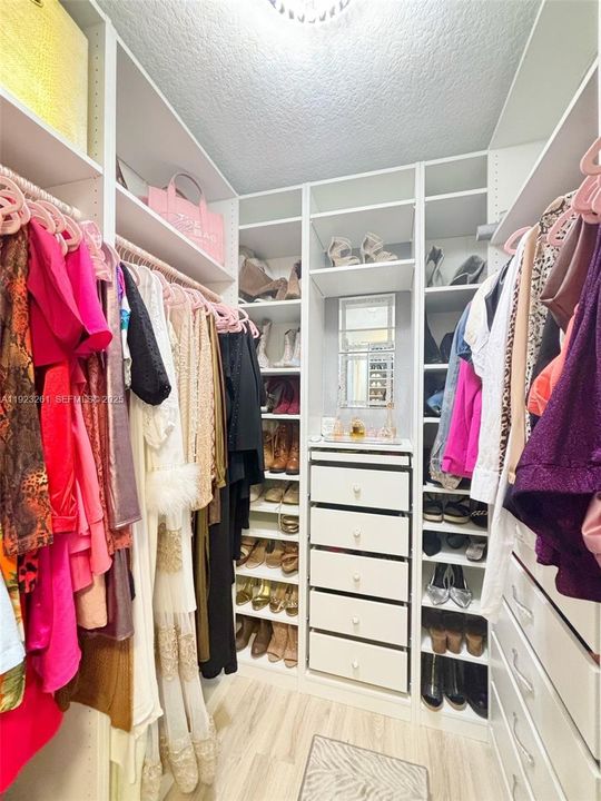 For Sale: $699,000 (4 beds, 2 baths, 2515 Square Feet)