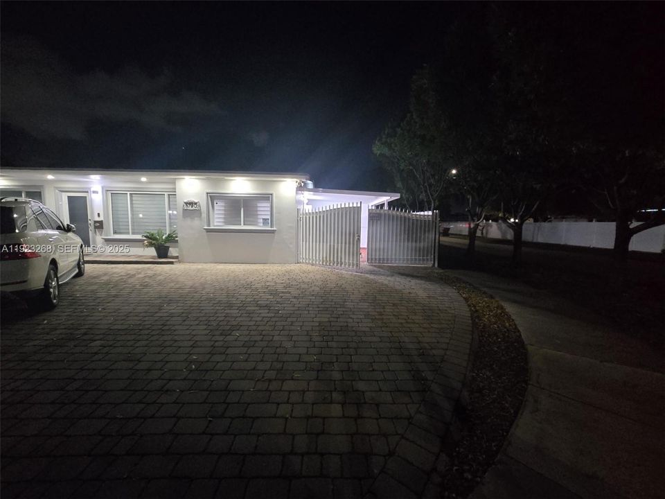 В аренду: $1,600 (0 спален, 1 ванн, 1301 Квадратных фут)