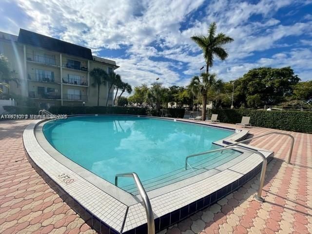 Active With Contract: $1,800 (2 beds, 2 baths, 1046 Square Feet)