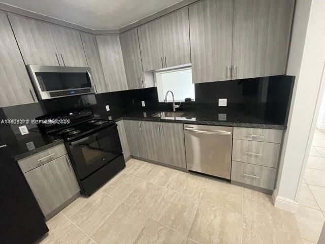 Active With Contract: $1,800 (2 beds, 2 baths, 1046 Square Feet)