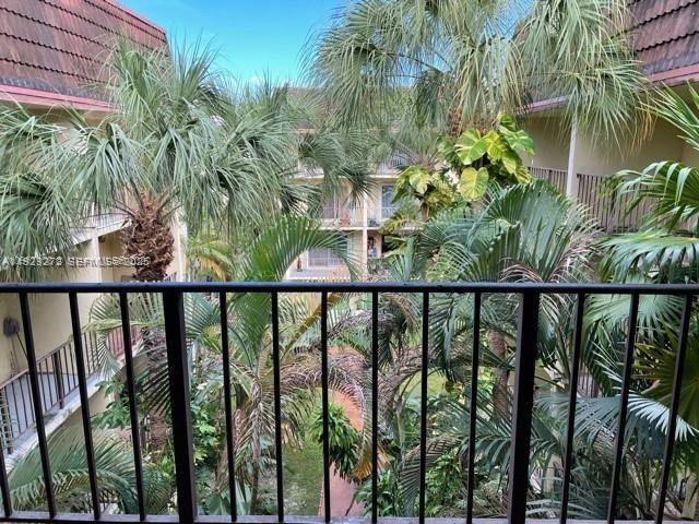 Active With Contract: $1,800 (2 beds, 2 baths, 1046 Square Feet)