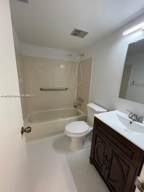 Active With Contract: $1,800 (2 beds, 2 baths, 1046 Square Feet)