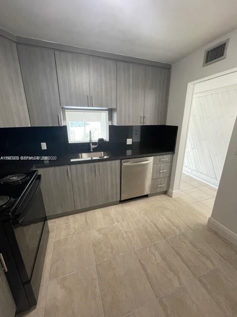 Active With Contract: $1,800 (2 beds, 2 baths, 1046 Square Feet)