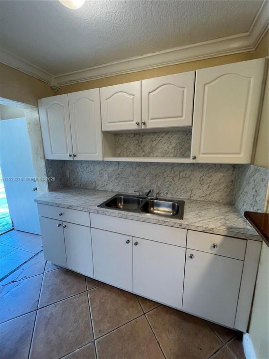 For Rent: $2,500 (2 beds, 1 baths, 719 Square Feet)