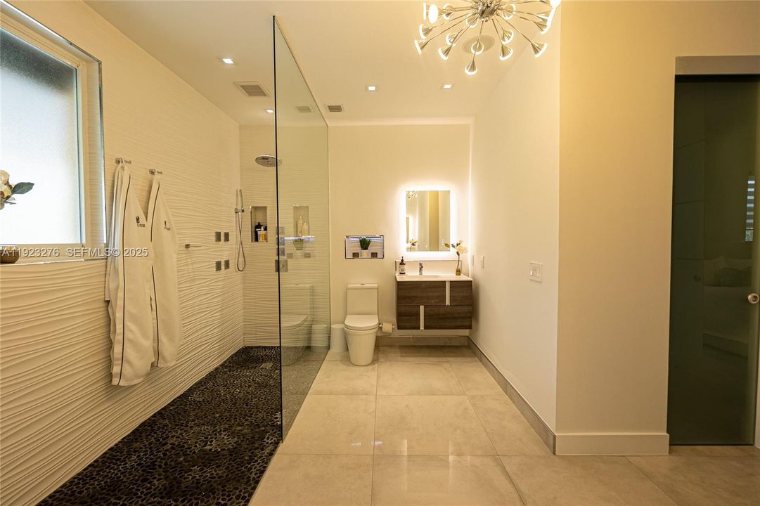 For Rent: $8,700 (5 beds, 3 baths, 2192 Square Feet)