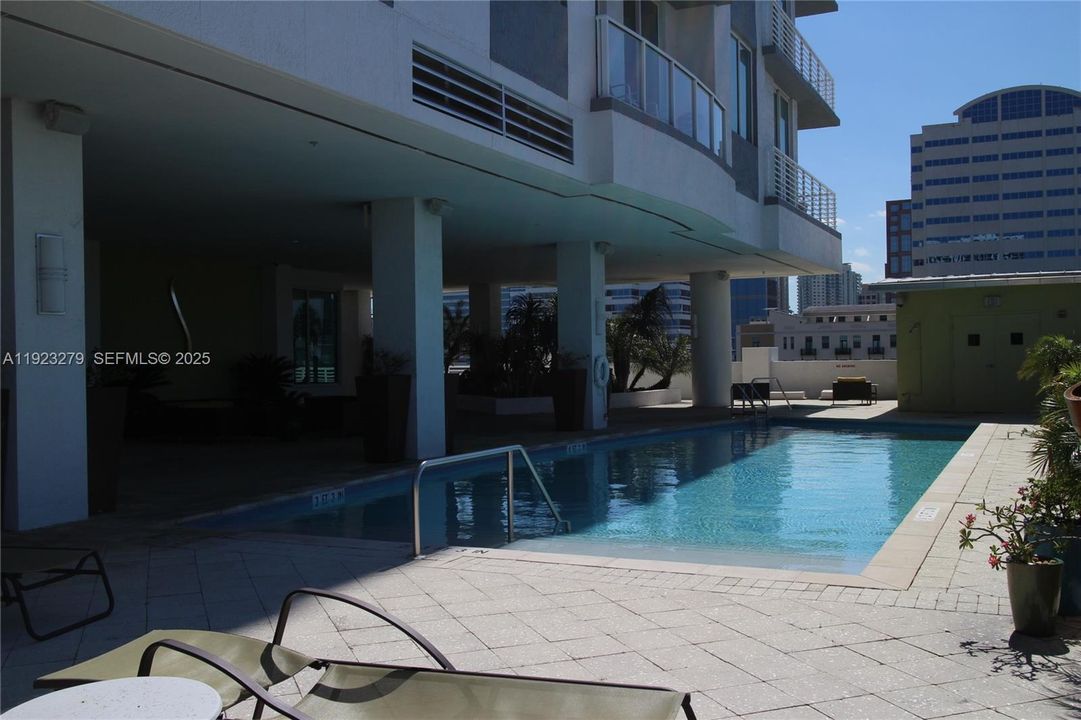 For Sale: $475,000 (2 beds, 2 baths, 1072 Square Feet)