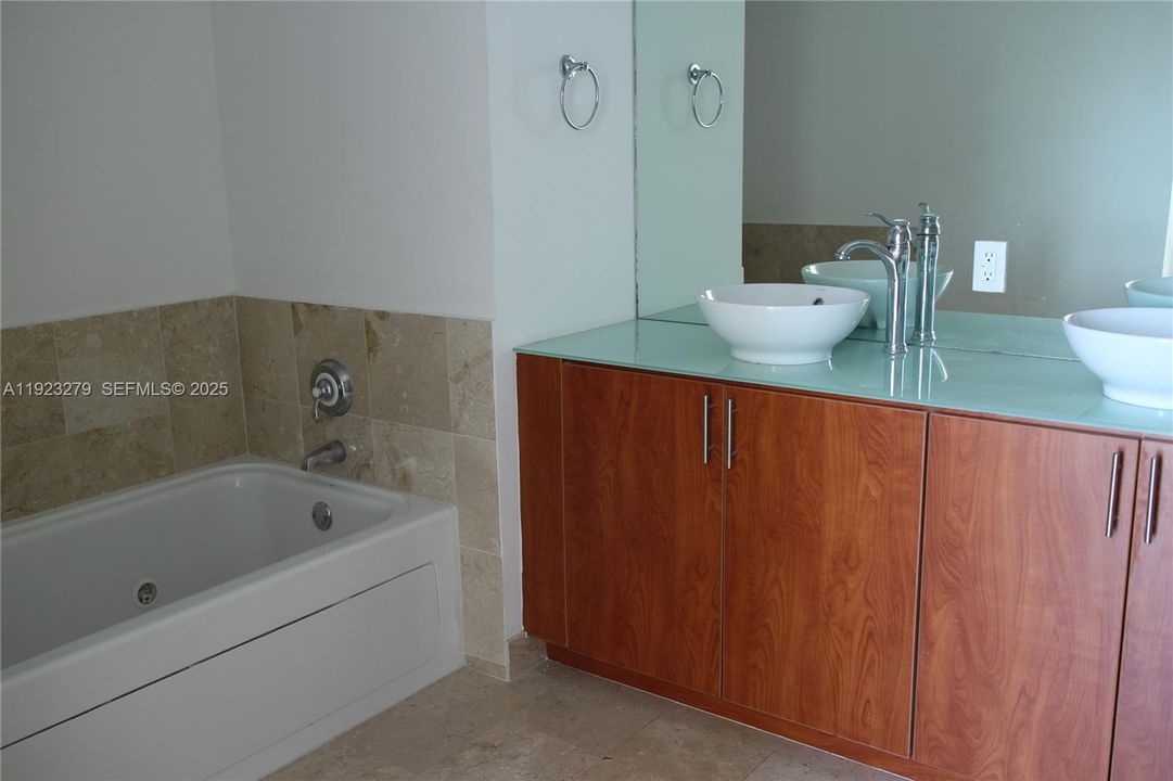 For Sale: $475,000 (2 beds, 2 baths, 1072 Square Feet)