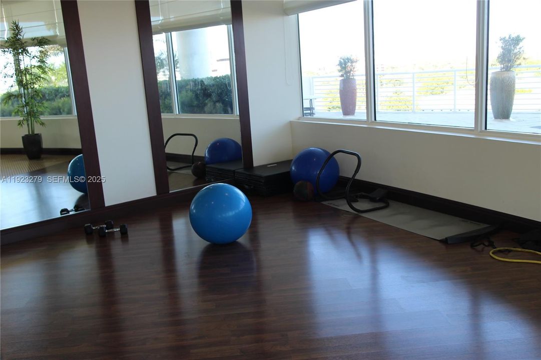 For Sale: $475,000 (2 beds, 2 baths, 1072 Square Feet)