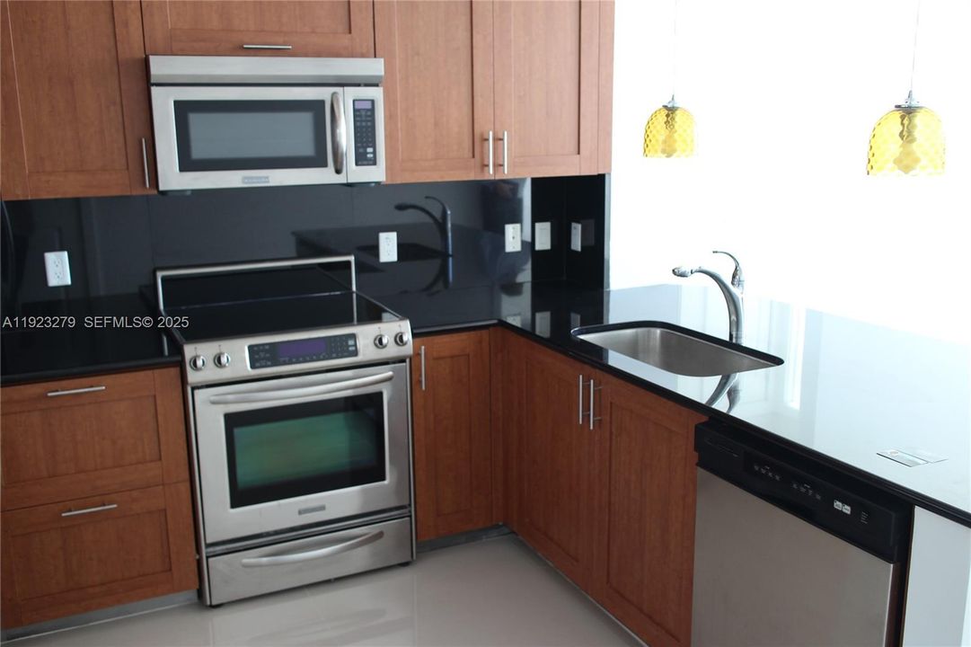 For Sale: $475,000 (2 beds, 2 baths, 1072 Square Feet)