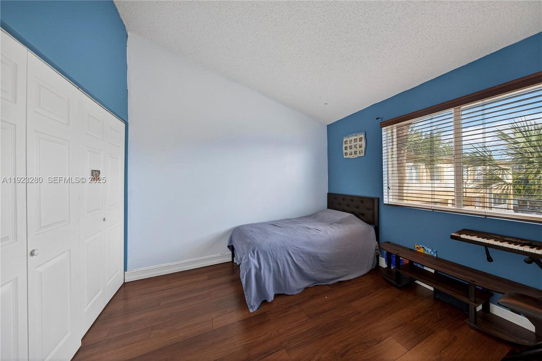 For Sale: $310,000 (3 beds, 2 baths, 1220 Square Feet)