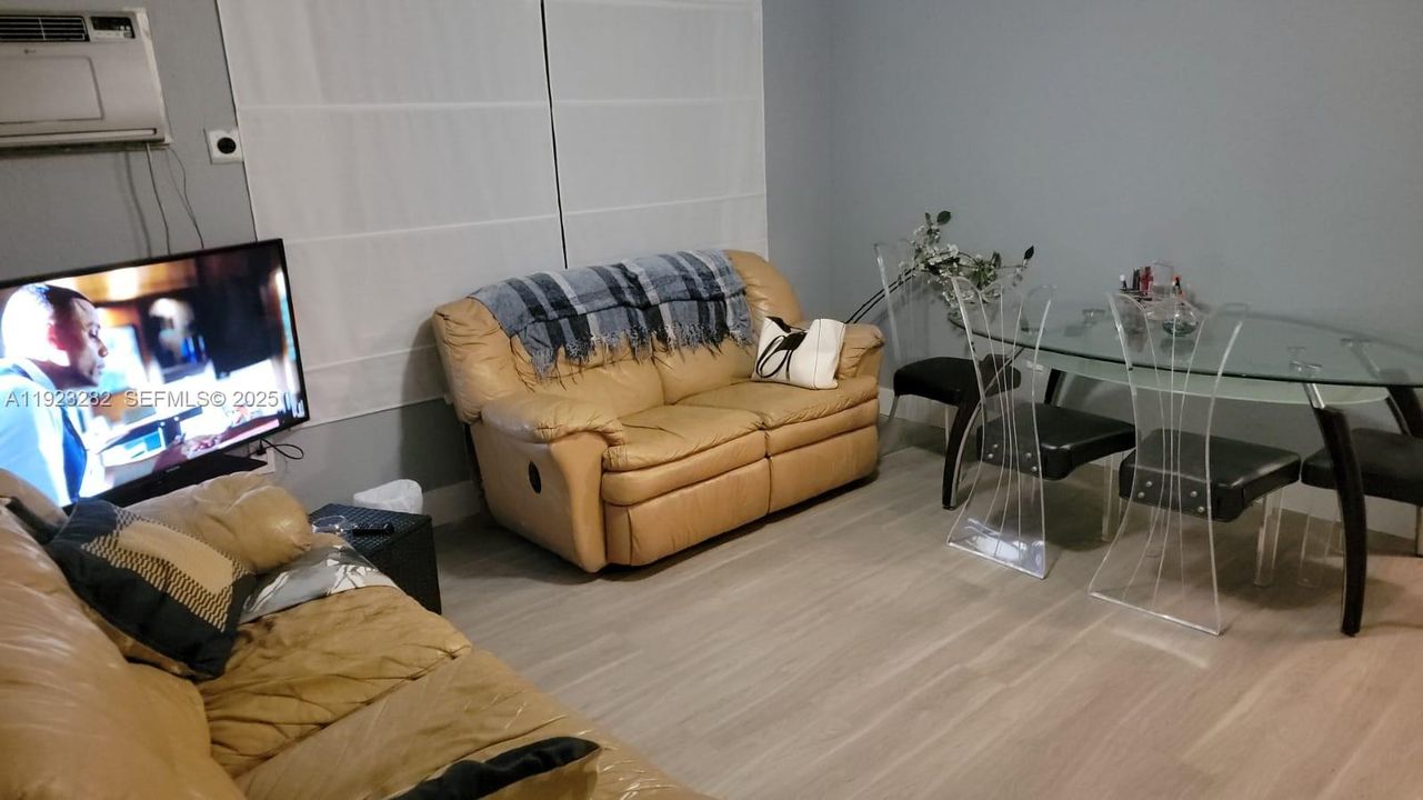 В аренду: $985 (2 спален, 1 ванн, 1071 Квадратных фут)