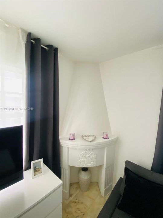 For Sale: $279,000 (1 beds, 1 baths, 456 Square Feet)