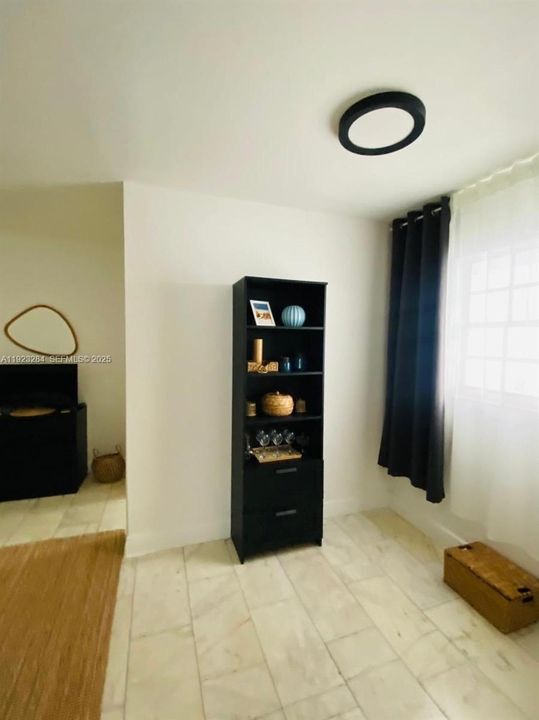 For Sale: $279,000 (1 beds, 1 baths, 456 Square Feet)