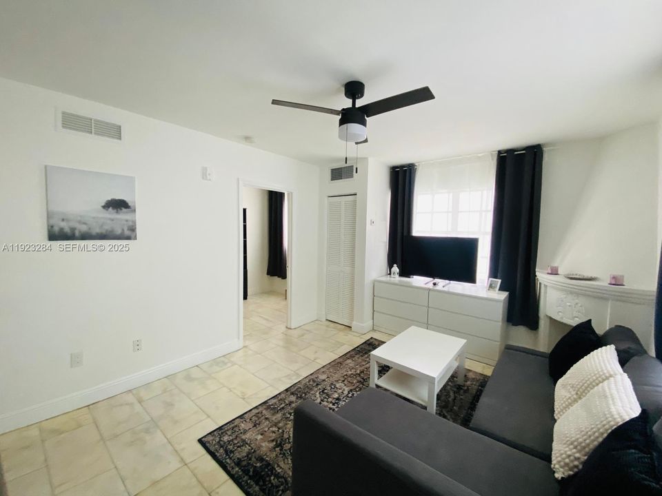 For Sale: $279,000 (1 beds, 1 baths, 456 Square Feet)