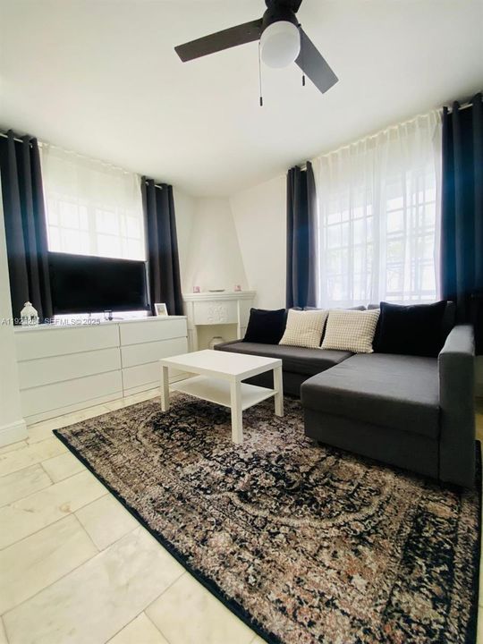 For Sale: $279,000 (1 beds, 1 baths, 456 Square Feet)