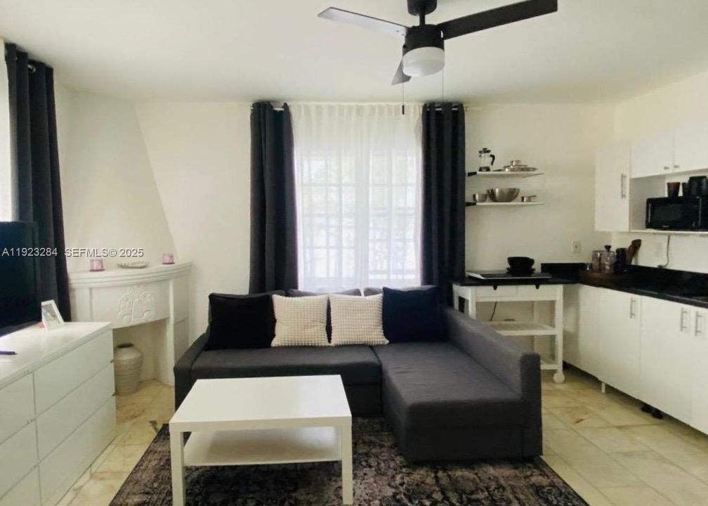 For Sale: $279,000 (1 beds, 1 baths, 456 Square Feet)