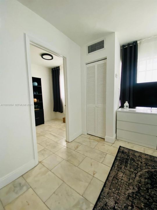 For Sale: $279,000 (1 beds, 1 baths, 456 Square Feet)