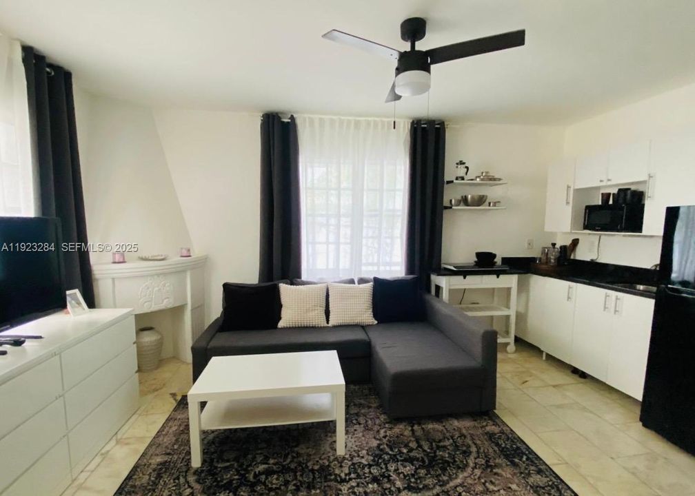 For Sale: $279,000 (1 beds, 1 baths, 456 Square Feet)