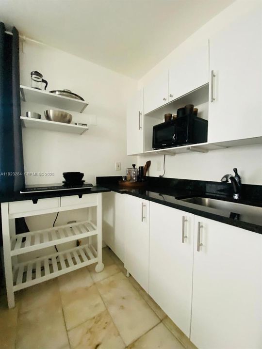 For Sale: $279,000 (1 beds, 1 baths, 456 Square Feet)