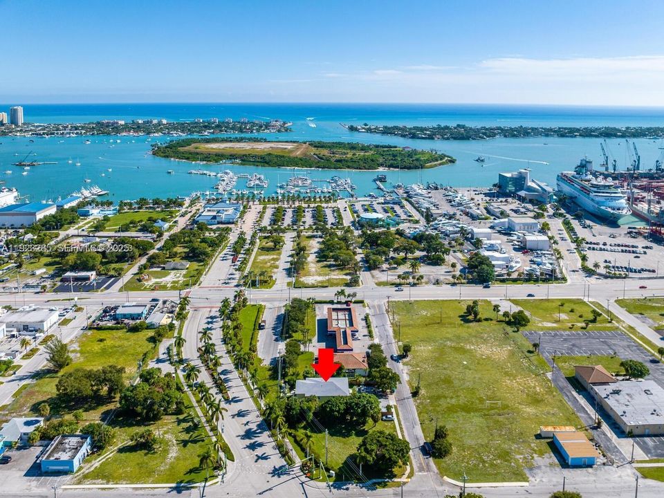 For Rent: $2,700 (3 beds, 2 baths, 4760 Square Feet)