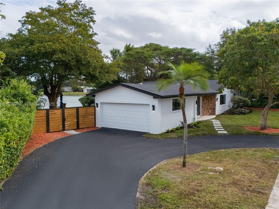 For Sale: $1,475,000 (3 beds, 2 baths, 2112 Square Feet)