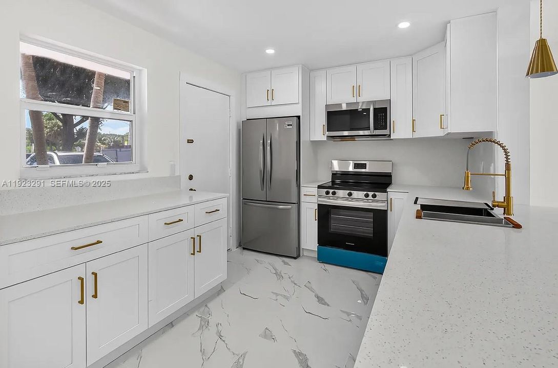 For Sale: $339,000 (2 beds, 2 baths, 1144 Square Feet)