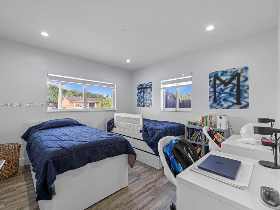 For Sale: $829,000 (3 beds, 3 baths, 1202 Square Feet)