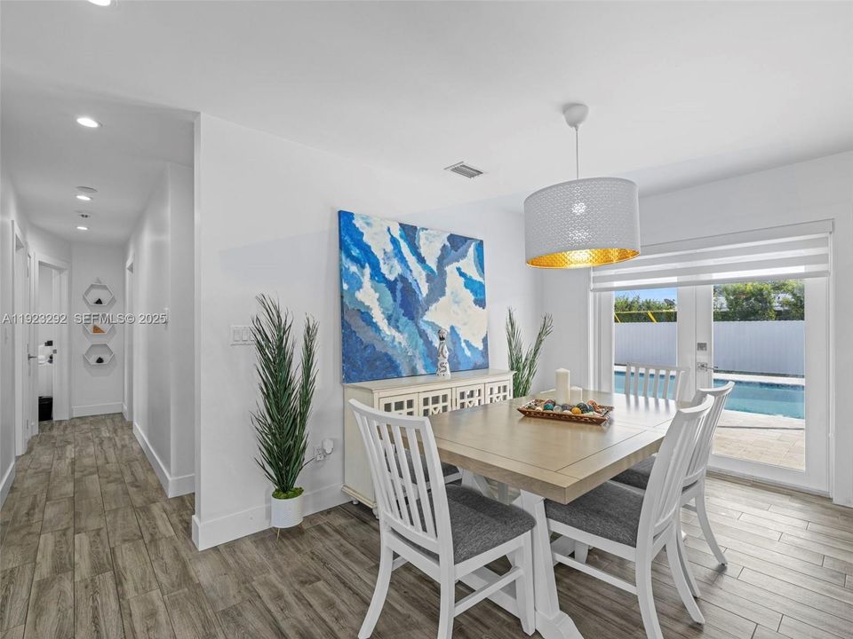 For Sale: $829,000 (3 beds, 3 baths, 1202 Square Feet)