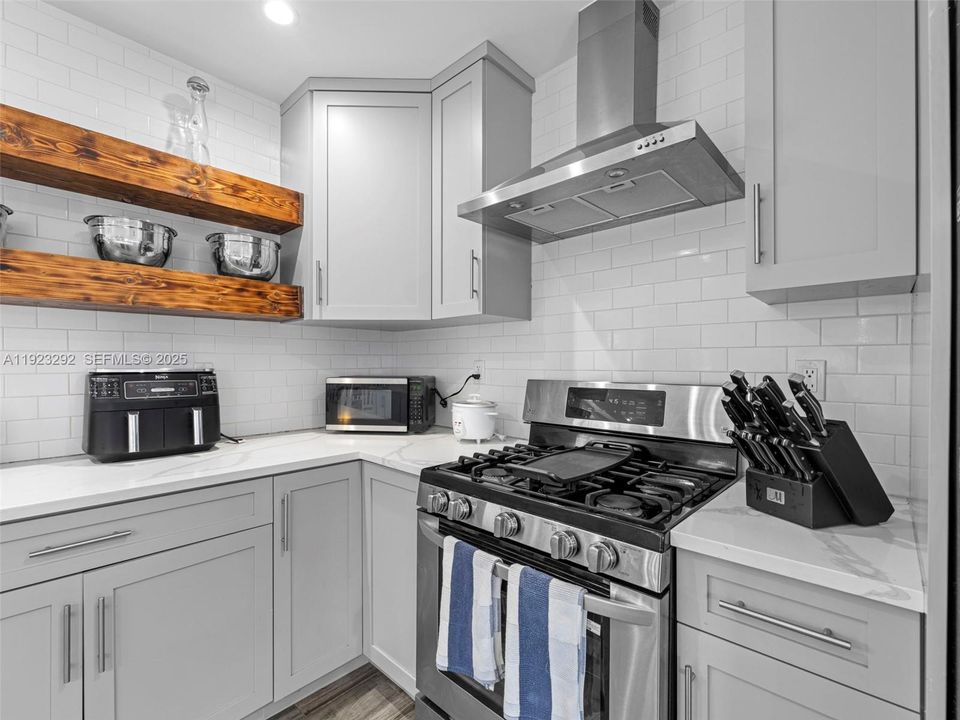 For Sale: $829,000 (3 beds, 3 baths, 1202 Square Feet)