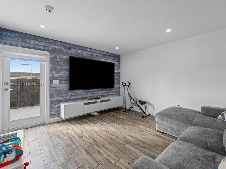 For Sale: $829,000 (3 beds, 3 baths, 1202 Square Feet)