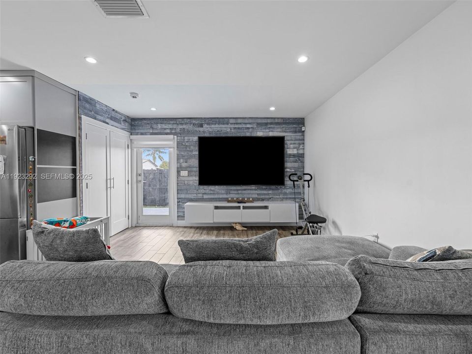 For Sale: $829,000 (3 beds, 3 baths, 1202 Square Feet)