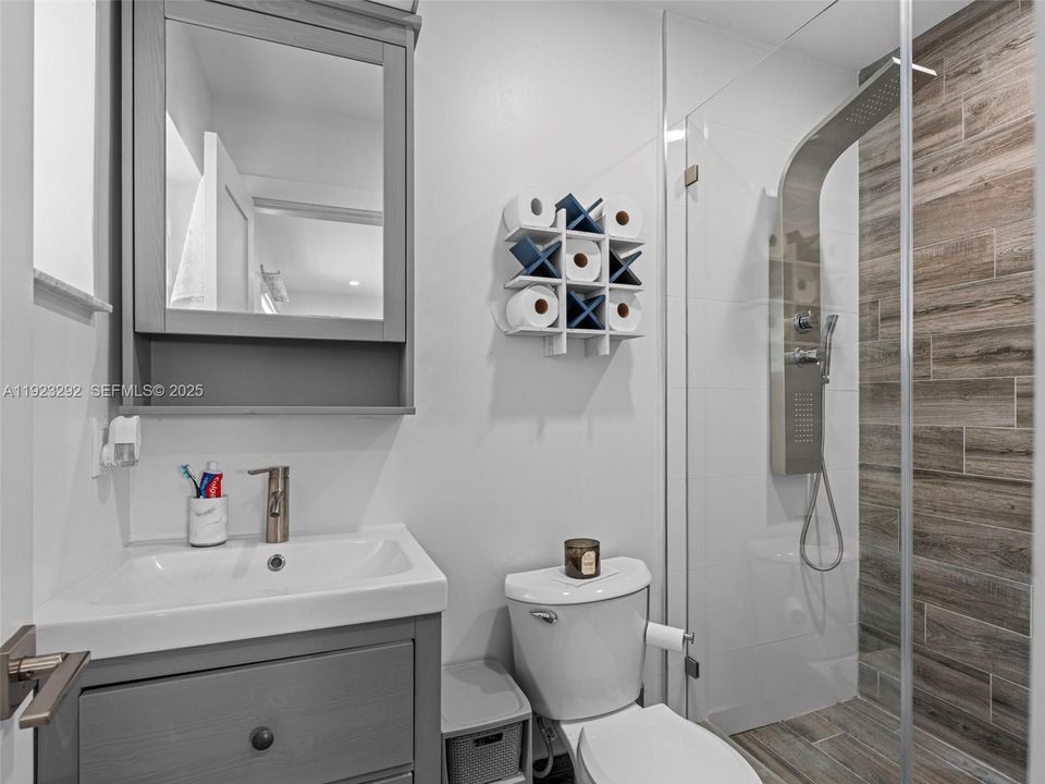 For Sale: $829,000 (3 beds, 3 baths, 1202 Square Feet)