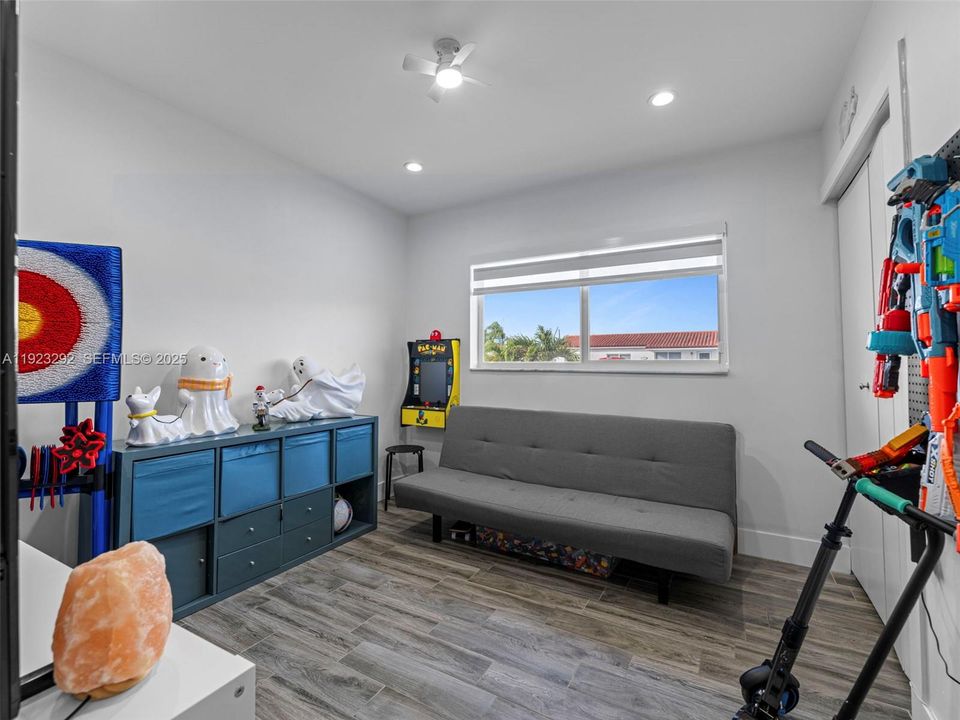 For Sale: $829,000 (3 beds, 3 baths, 1202 Square Feet)