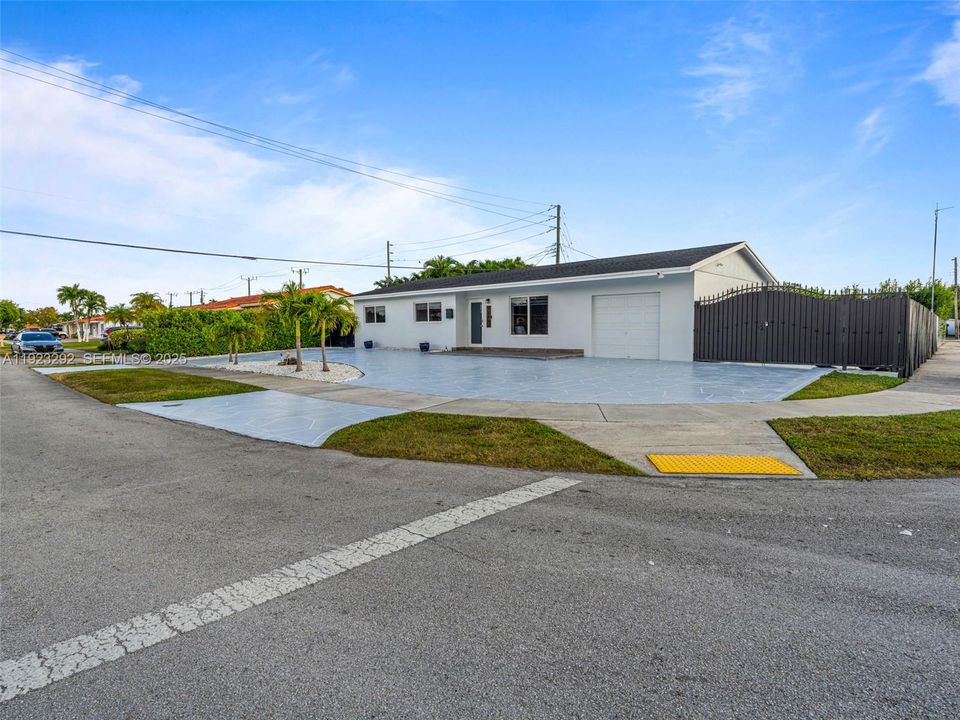 For Sale: $829,000 (3 beds, 3 baths, 1202 Square Feet)