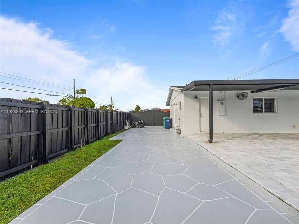 For Sale: $829,000 (3 beds, 3 baths, 1202 Square Feet)