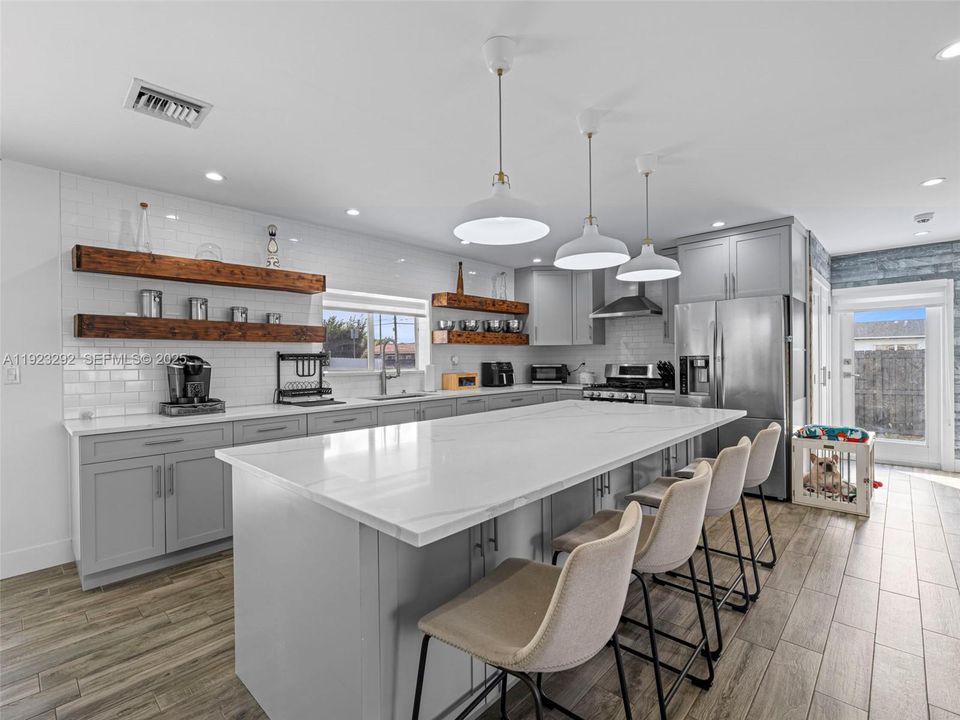 For Sale: $829,000 (3 beds, 3 baths, 1202 Square Feet)