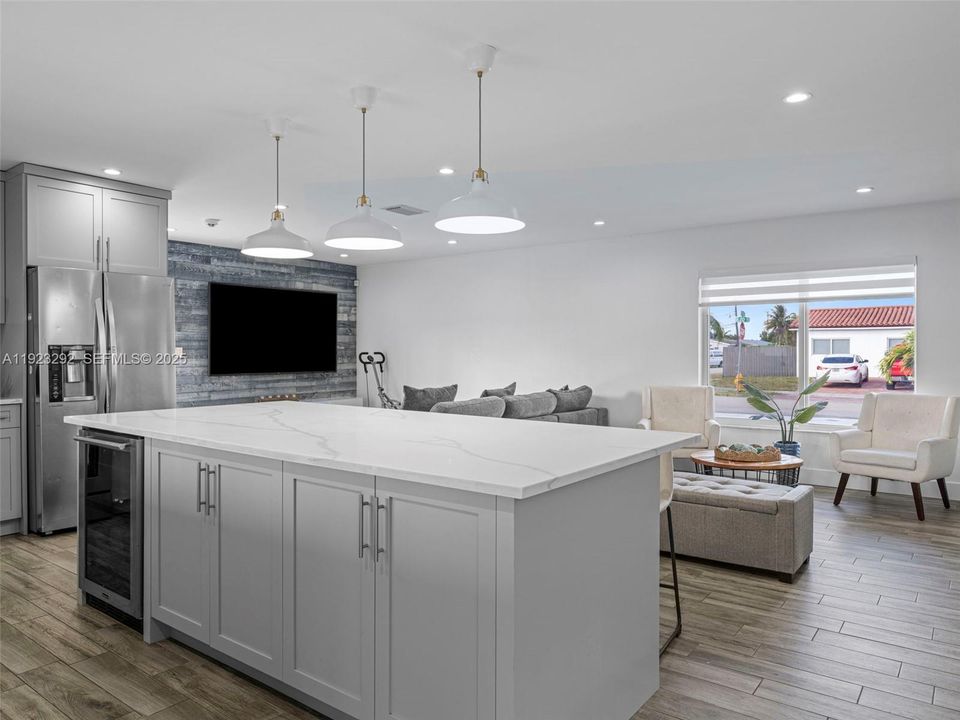 For Sale: $829,000 (3 beds, 3 baths, 1202 Square Feet)