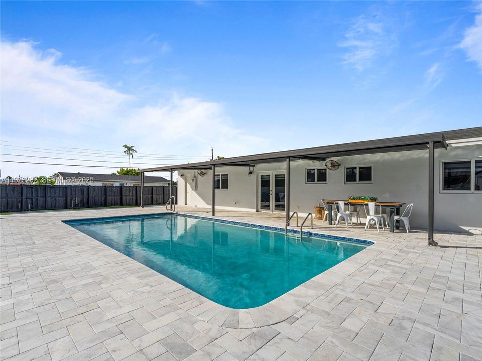 For Sale: $829,000 (3 beds, 3 baths, 1202 Square Feet)