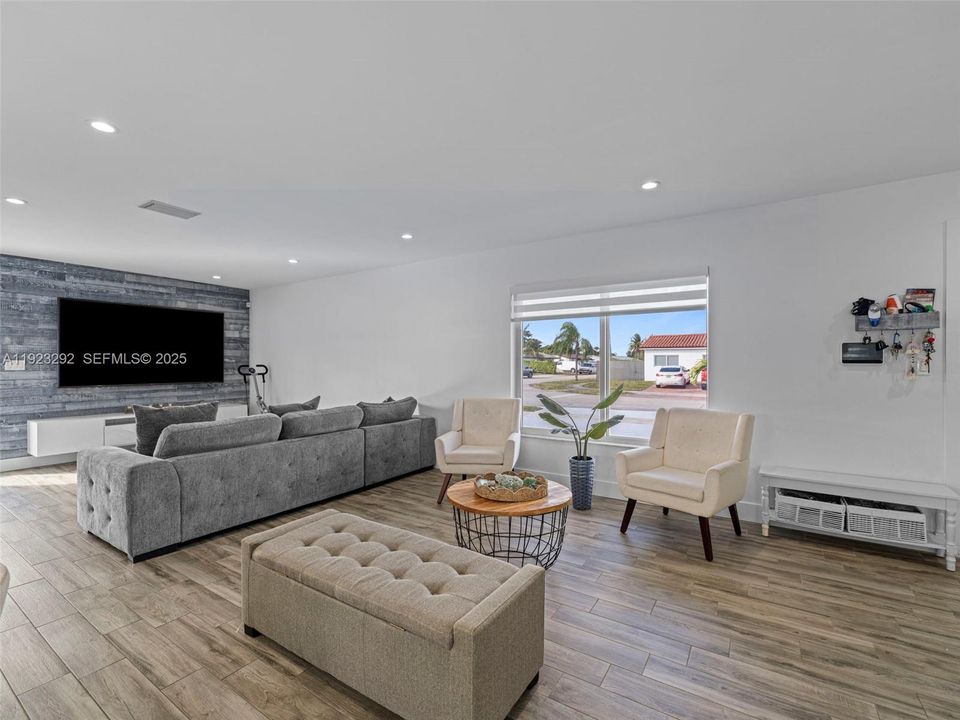 For Sale: $829,000 (3 beds, 3 baths, 1202 Square Feet)