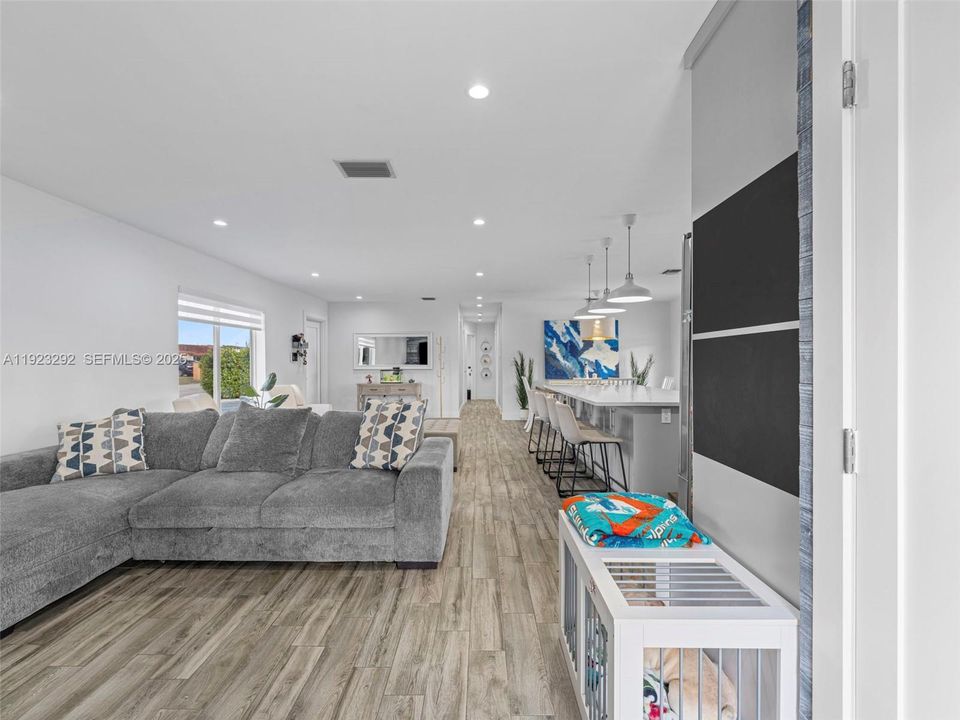 For Sale: $829,000 (3 beds, 3 baths, 1202 Square Feet)