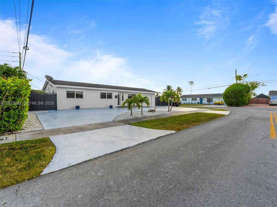 For Sale: $829,000 (3 beds, 3 baths, 1202 Square Feet)