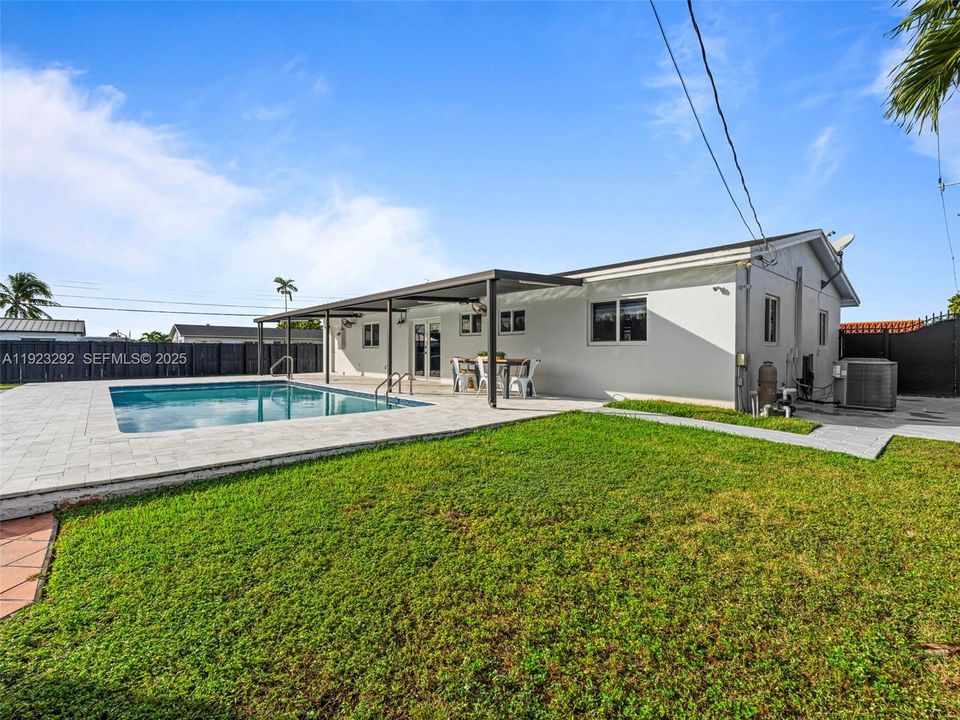 For Sale: $829,000 (3 beds, 3 baths, 1202 Square Feet)