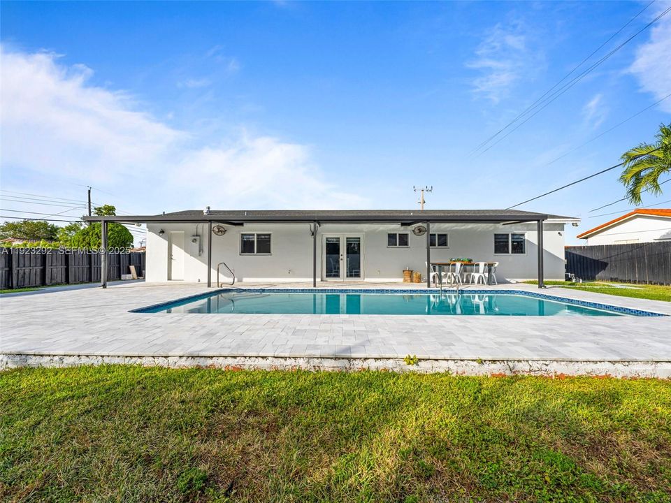 For Sale: $829,000 (3 beds, 3 baths, 1202 Square Feet)