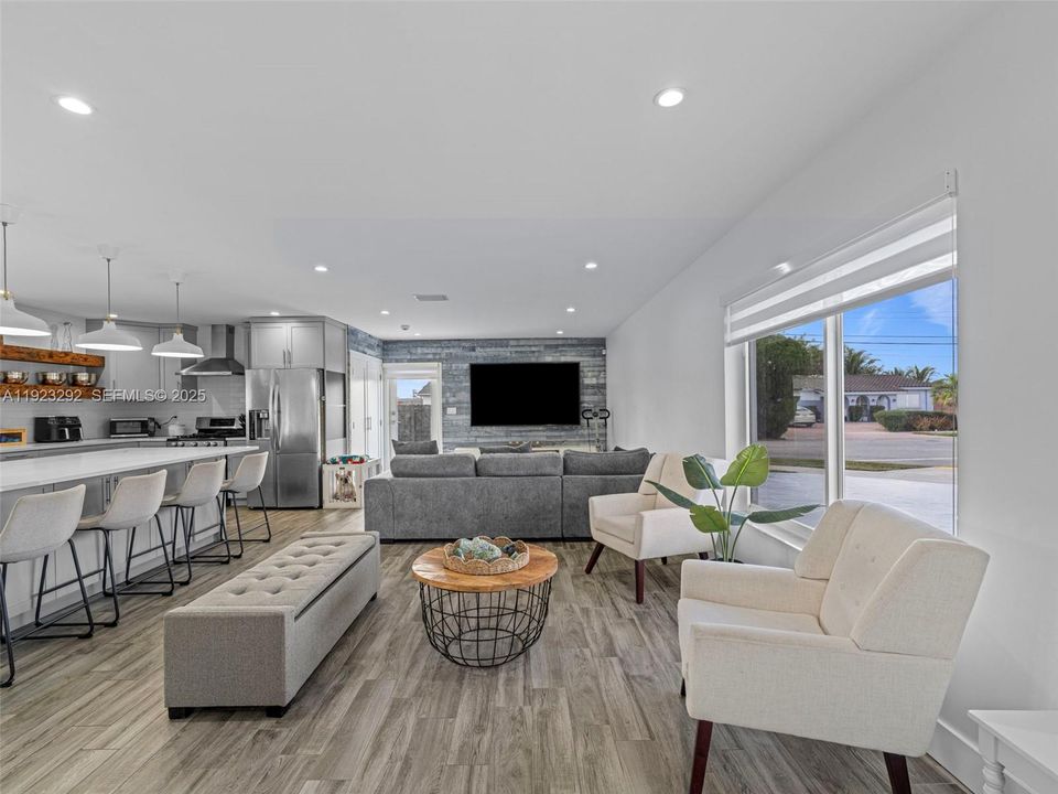 For Sale: $829,000 (3 beds, 3 baths, 1202 Square Feet)