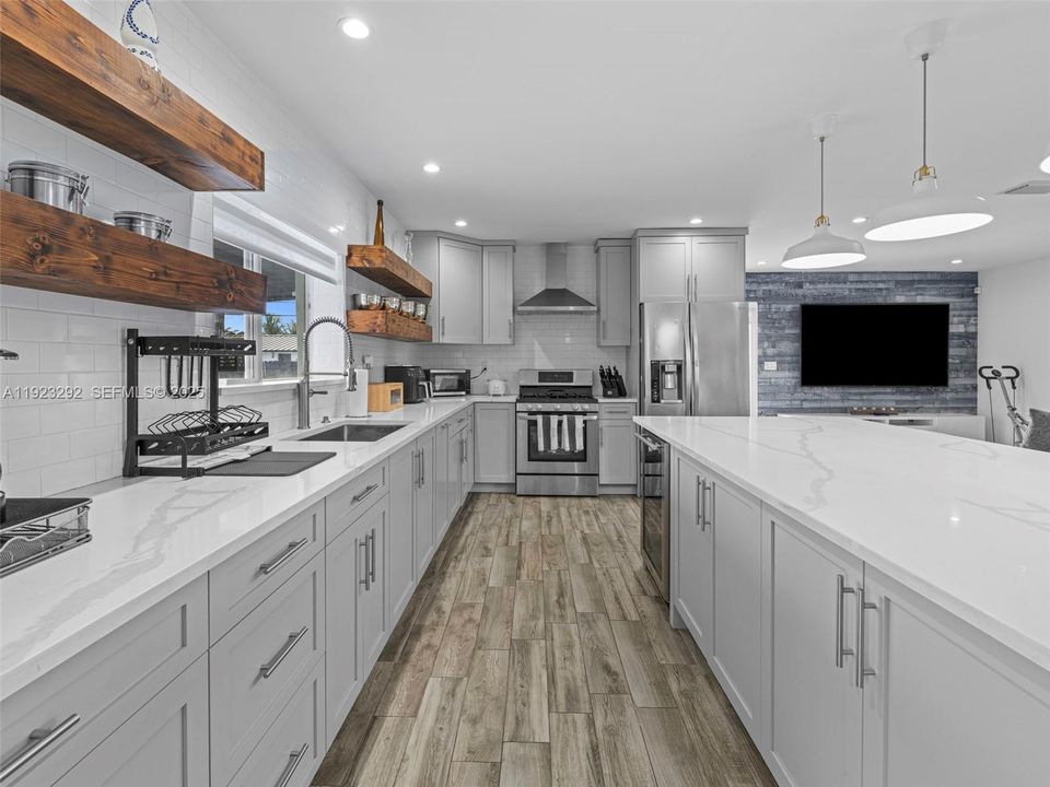 For Sale: $829,000 (3 beds, 3 baths, 1202 Square Feet)