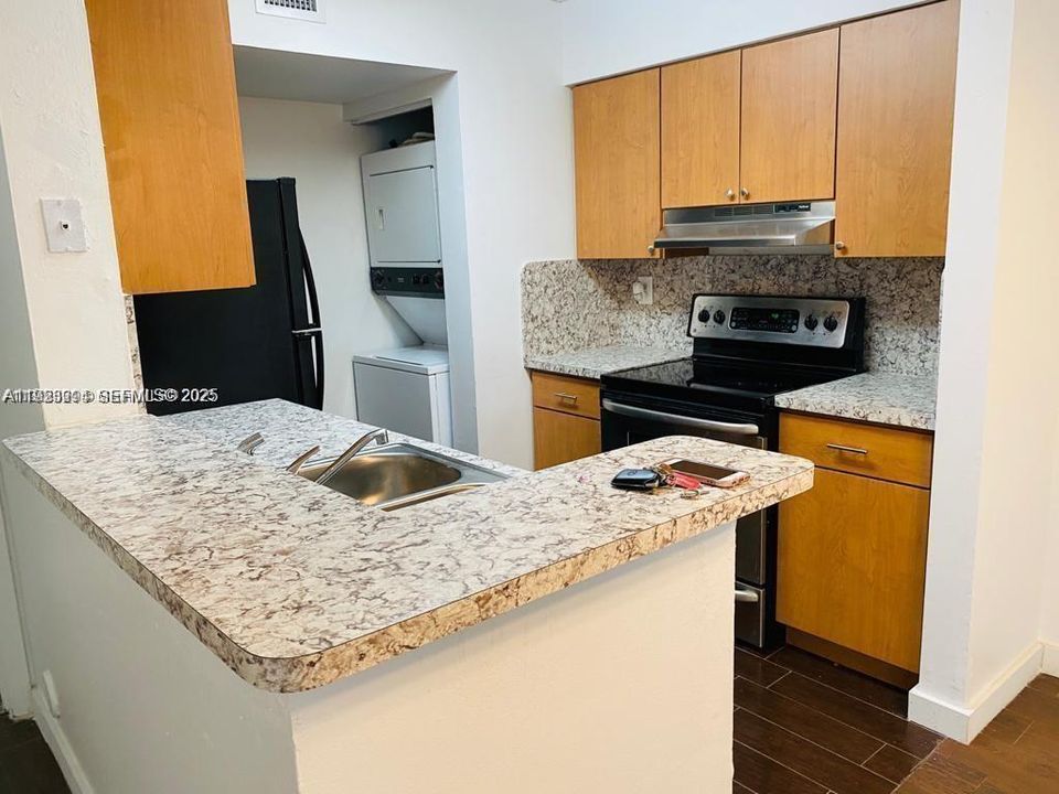 For Rent: $2,200 (2 beds, 2 baths, 877 Square Feet)
