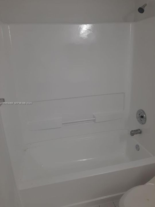 For Rent: $2,200 (2 beds, 2 baths, 877 Square Feet)