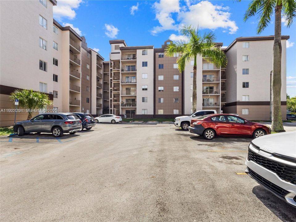 For Rent: $2,200 (2 beds, 2 baths, 877 Square Feet)